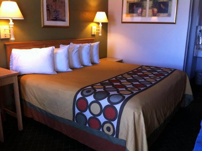 Super 8 By Wyndham Fredericksburg Hotel Exterior foto